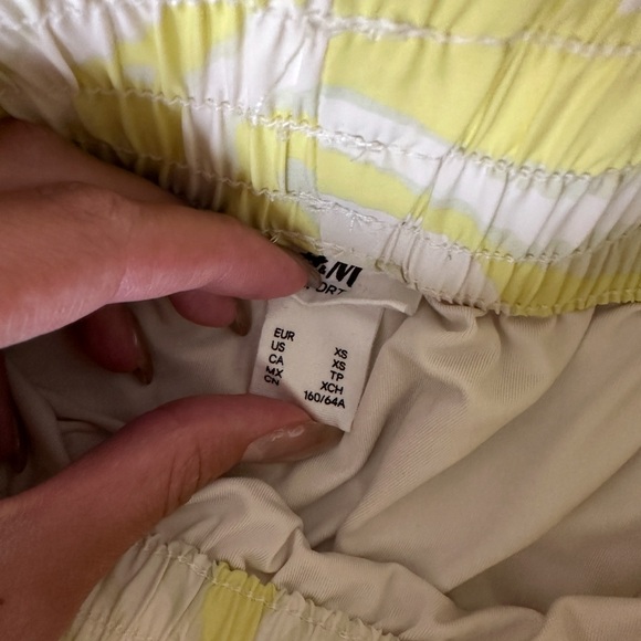 H&M Smocked Waist Printed Shorts – Yellow/White – Size XS - Picture 3 of 4